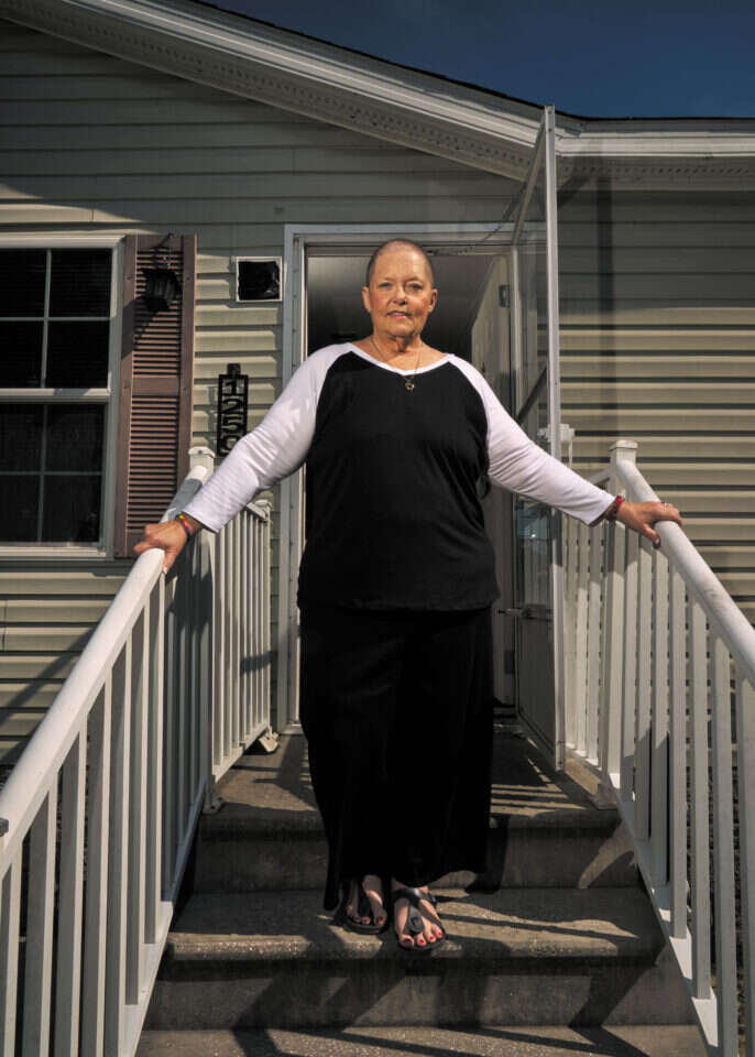 ברברה הררה  בפתח ביתה,  אחרי שהשילה כ־80 קילוגרם ממשקלה. | סטייסי קראניץ, אטלנטיק