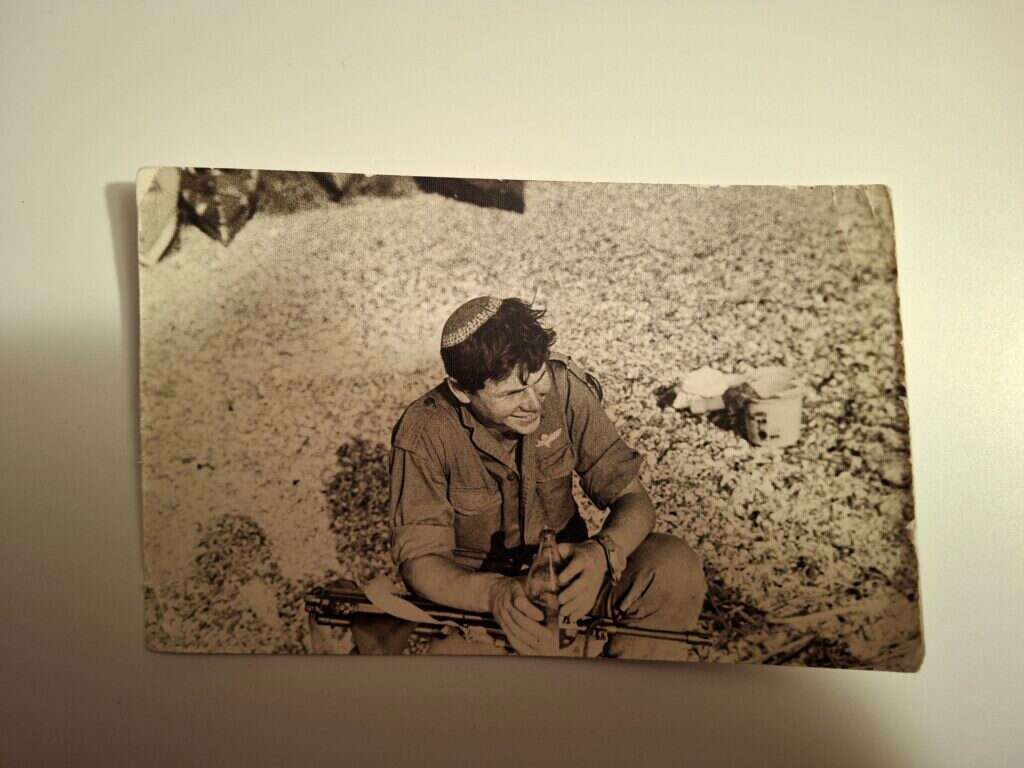 "אניי שליח". ברמץ כחייל בצנחנים, לפני הפציעה. | באדיבות המצולם