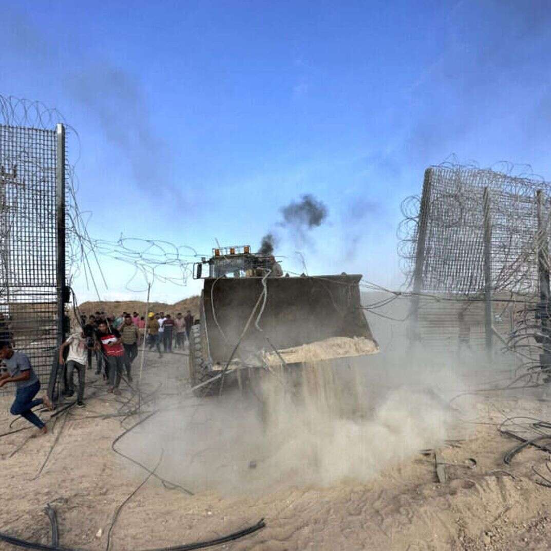 טרקטור חקלאי פלסטיני פורץ את הגדר ב־7 באוקטובר. | גטי אימג'ס