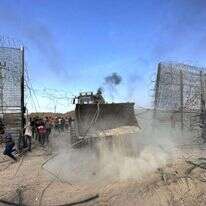 טרקטור חקלאי פלסטיני פורץ את הגדר ב־7 באוקטובר. | גטי אימג'ס