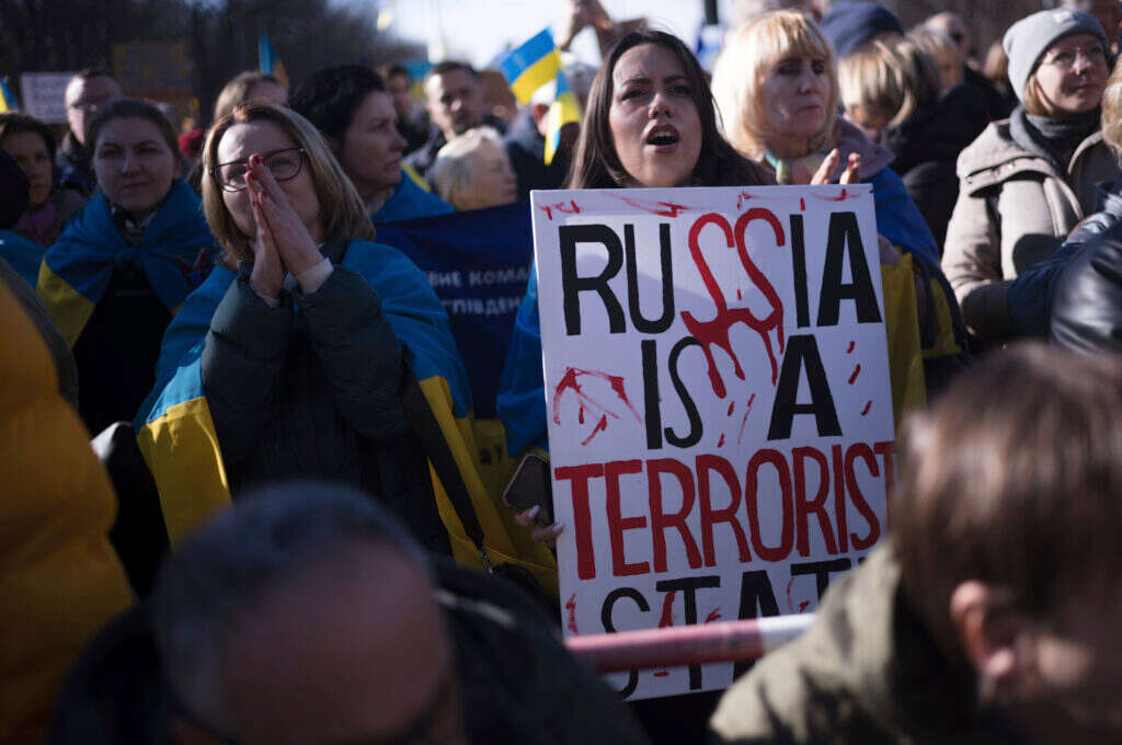 מפגינים בברלין נגד הפלישה הרוסית לאוקראינה. | איי.פי