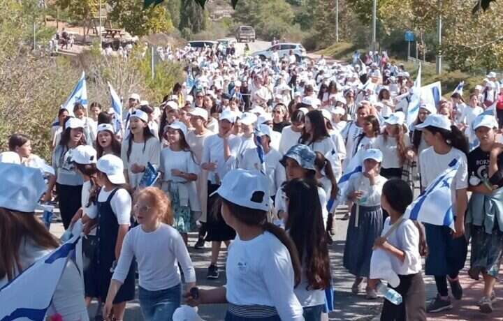 1,300 תלמידות צעדו יחד לציון שנה למלחמת חרבות ברזל. | מרכז יב"ע 1,300 תלמידות צעדו יחד לציון שנה למלחמת חרבות ברזל. | מרכז יב"ע