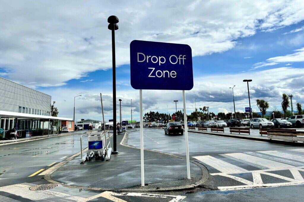 השלט בנמל התעופה בניו זילנד. | AFP PHOTO DUNEDIN AIRPORT/ SARAH SOPER