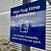 השלט בנמל התעופה בניו זילנד. | AFP PHOTO DUNEDIN AIRPORT/ SARAH SOPER