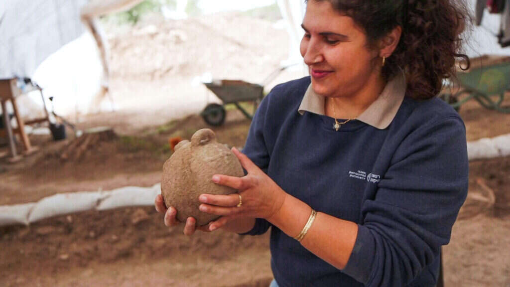 מעיין חמד, ממנהלי החפירה, עם אחד הכלים שנתגלו. | אמיל אלג'ם, רשות העתיקות