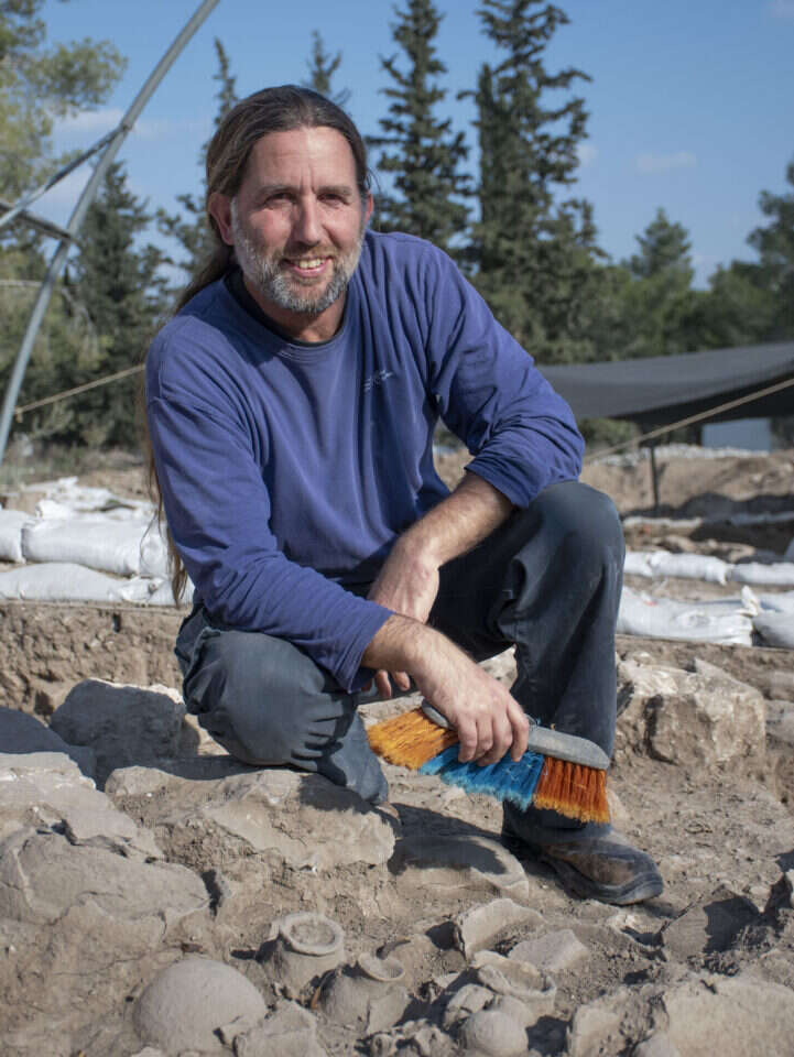 אריאל שתיל, ממנהלי החפירה מטעם רשות העתיקות, עם הממצאים. | יולי שוורץ רשות העתיקות