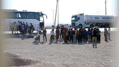 פליטים אפגנים שגורשו מאיראן, סמוך לגבול אפגניסטן-איראן. | AFP