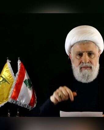 מזכ"ל חיזבאללה, נעים קאסם, ולצידו תמונת המזכ"ל המיתולוגי, חסן נסראללה, שחוסל ע"י ישראל | AFP