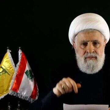 מזכ"ל חיזבאללה, נעים קאסם, ולצידו תמונת המזכ"ל המיתולוגי, חסן נסראללה, שחוסל ע"י ישראל | AFP