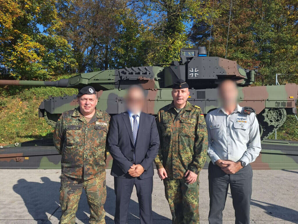 בתמונה מימין לשמאל:
ל׳ - ראש ענף מערכות הגנה במפא״ת , סגן אדמירל קרסטן שטביצקי - ראש אגף החימוש במשרד ההגנה הגרמני, מ׳ - נציג מפא״ת בגרמניה ופרנק לוביץ- ראש הפרויקט הגרמני. | דוברות משרד הביטחון