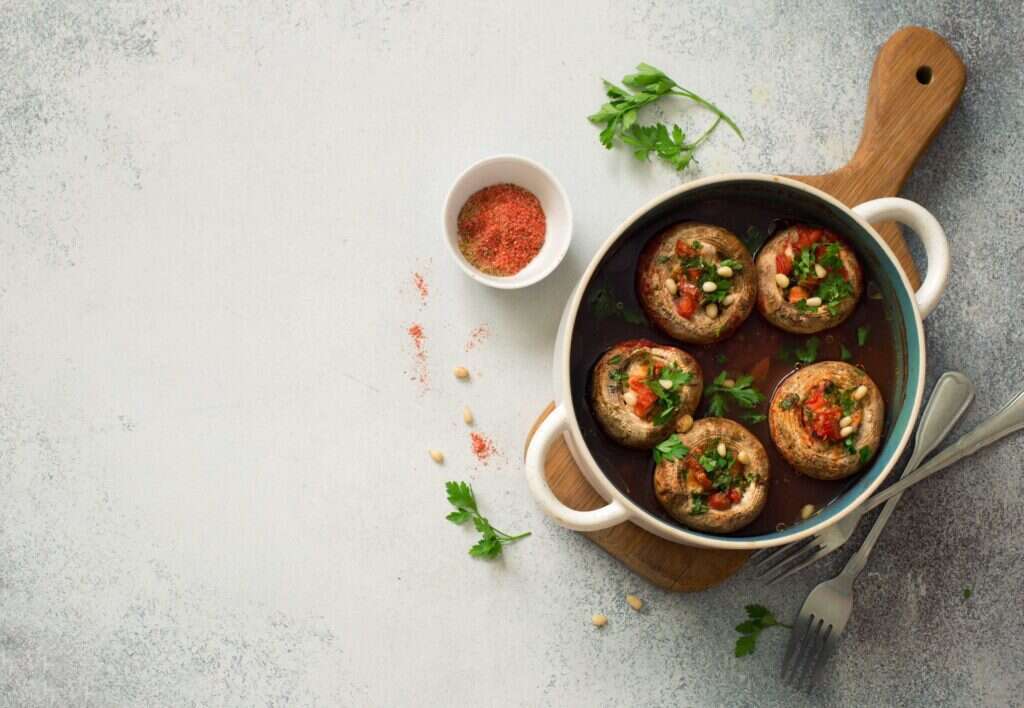 פטריות ממולאות טונה. | shutterstock