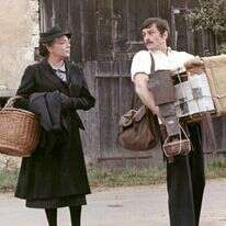 חוקר את האהבה ומעמקיה האפלים. סימון סיניורה ואלן דלון בסרט "האלמנה קודר", 1971. | גטי אימג'ס