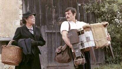 חוקר את האהבה ומעמקיה האפלים. סימון סיניורה ואלן דלון בסרט "האלמנה קודר", 1971. | גטי אימג'ס