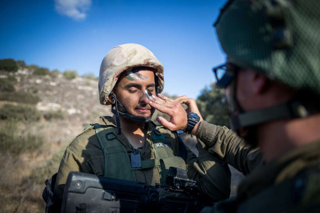 החוויה המוכרת היטב לכל לוחם הפכה לשיר. צביעת פנים, אילוסטרציה. | יונתן זינדל, פלאש 90