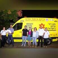 ההורים הטריים שחר ואביתר יחד עם תמר התינוקת, דורית ואסף שמן הוריו של איתמר ז"ל וצוות מד"א. דוברות מד"א