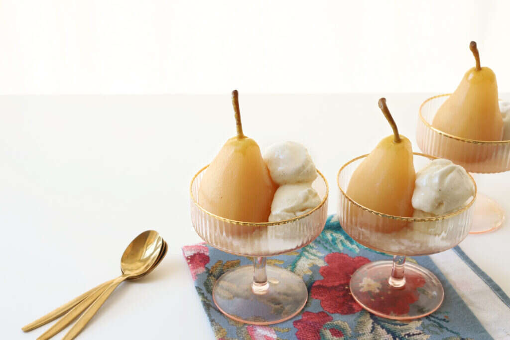 אגסים ביין לבן עם גלידה וניל. | אפרת ליכטנשטט אגסים ביין לבן עם גלידה וניל. | אפרת ליכטנשטט