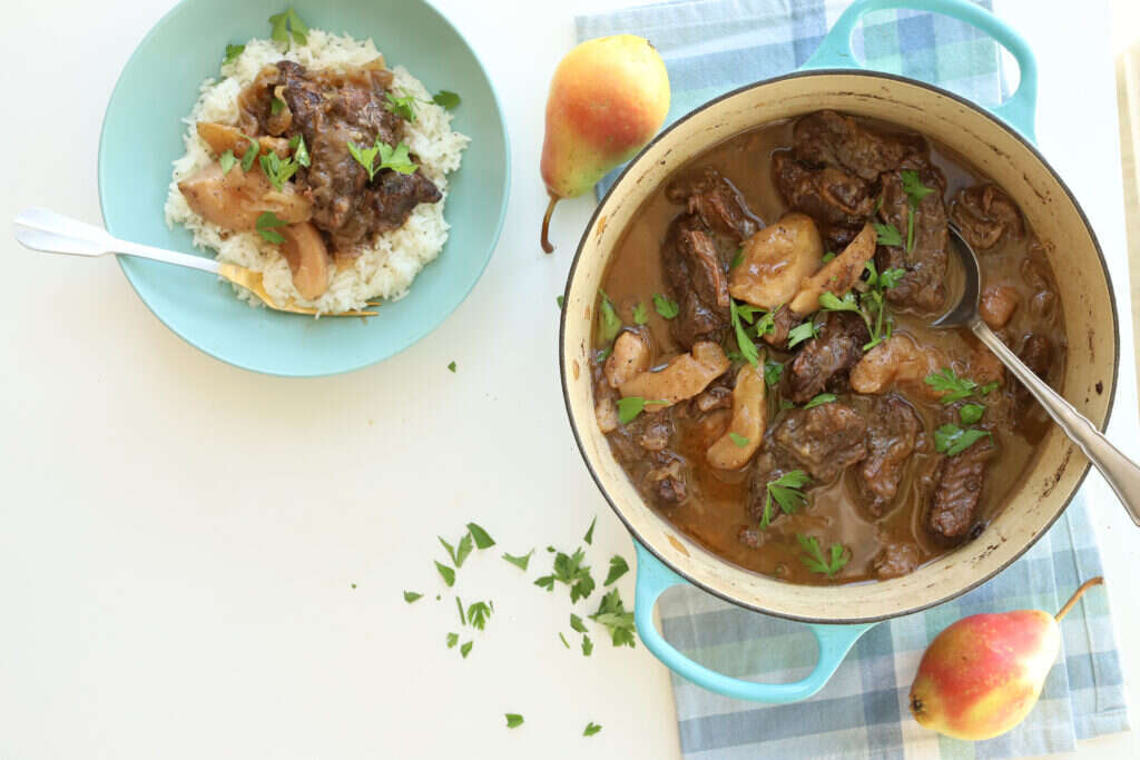 תבשיל בשר ואגסים. | אפרת ליכטנשטט תבשיל בשר ואגסים. | אפרת ליכטנשטט