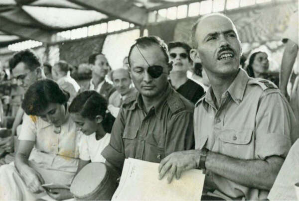 ישראל בר עם משה דיין