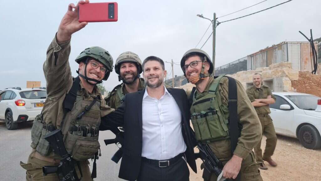 סמוטריץ' עם מילואימניקים