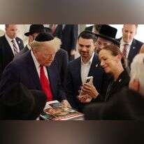 יעל אלכסנדר, אמו של עדן אלכסנדר החטוף בעזה, עם שפירו וטראמפ באוהל חב"ד הסמוך לקברו של הרבי מלובביץ', ב־7 באוקטובר 2024. | גטי אימג'ס