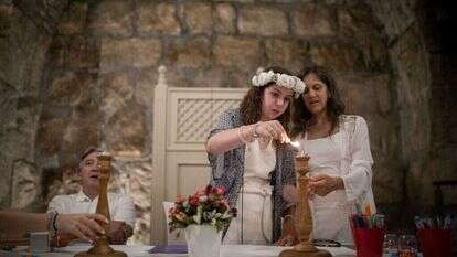 משפחה יהודית-קנדית חוגגת בת מצווה במנהרות הכותל. | הדס פרוש - פלאש 90