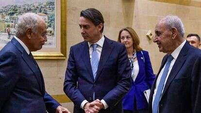 השליח האמריקני הוכשטיין עם יו"ר הפרלמנט הלבנוני נביה ברי (מימין) ומזכ"ל הליגה הערבית אחמד אבו אל־רייט, בשבוע  שעבר בלבנון. | איי.אף.פי