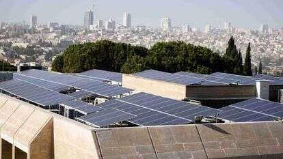 פאנלים סולאריים במזרח ירושלים. | מתוך הרשתות, שימוש על פי סעיף 27 א' לחוק זכויות יוצרים