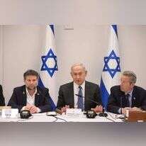 רוה"מ נתניהו ושר האוצר סמוטריץ' יחד עם מזכיר הממשלה יוסי פוקס בישיבת הממשלה לאישור תקציב המדינה לשנת 2025. | עמוס בן גרשום - לע"מ