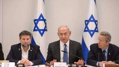 רוה"מ נתניהו ושר האוצר סמוטריץ' יחד עם מזכיר הממשלה יוסי פוקס בישיבת הממשלה לאישור תקציב המדינה לשנת 2025. | עמוס בן גרשום - לע"מ