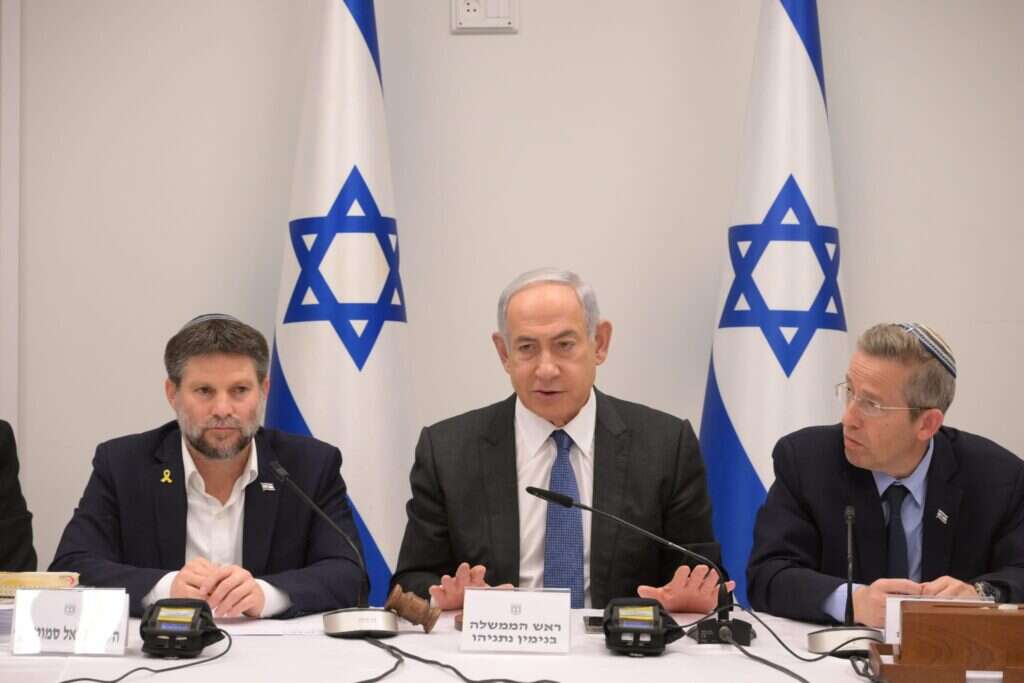 רוה"מ נתניהו ושר האוצר סמוטריץ' יחד עם מזכיר הממשלה יוסי פוקס בישיבת הממשלה לאישור תקציב המדינה לשנת 2025. | עמוס בן גרשום - לע"מ