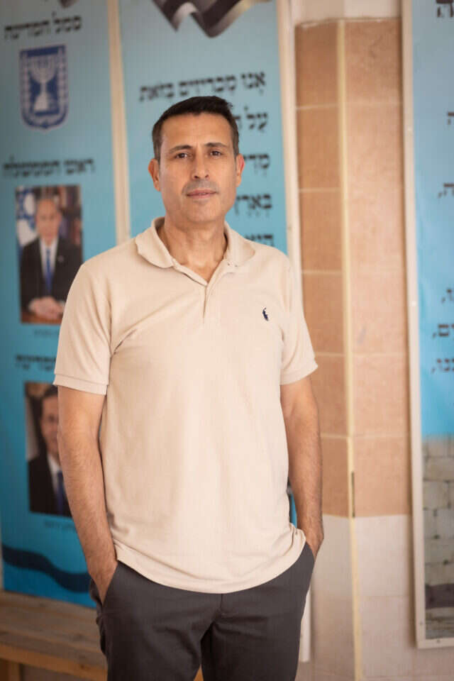 אילן ביטון, מנהל אולפנת דולב. | אריק סולטן אילן ביטון, מנהל אולפנת דולב. | אריק סולטן