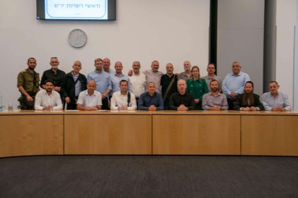 גלנט היום עם ראשי הרשויות ביו"ש. | אריאל חרמוני, משרד הביטחון