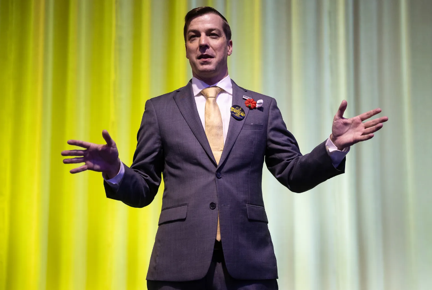 המועמד מטעם המפלגה הליברטריאנית. צ'ייס אוליבר