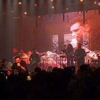 אריק ברמן בהופעה בבארבי. | מקור ראשון