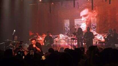 אריק ברמן בהופעה בבארבי. | מקור ראשון