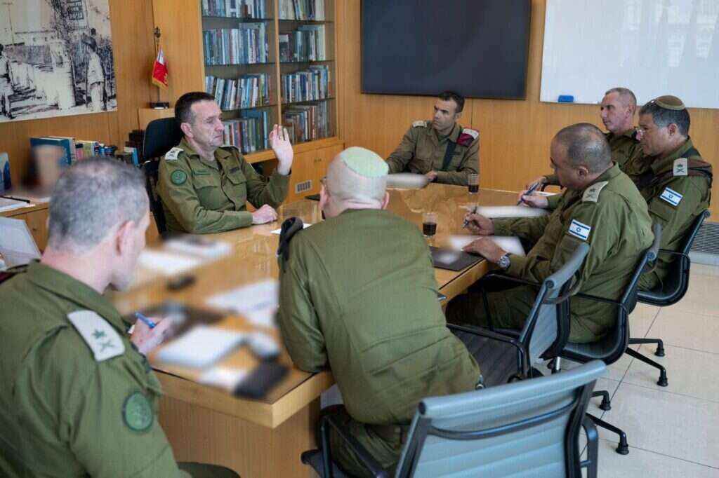 ישיבת עבודה עם הרמטכ"ל על חטיבת החשמונאים החדשה. | דו"צ