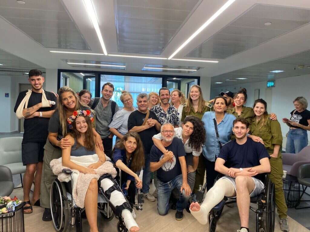 היינו צריכים טיפול לעבד את מה שראינו. הקאסט בביקור פצועים. | יולי אוגוסט הפקות היינו צריכים טיפול לעבד את מה שראינו. הקאסט בביקור פצועים. | יולי אוגוסט הפקות