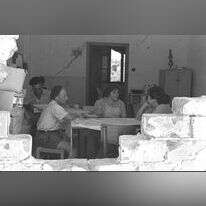 "הוחלט לבקשו לעזוב את קבוצתנו". חדר האוכל הזמני בקיבוץ בארות יצחק במלחמת העצמאות, 1948. | לע"מ