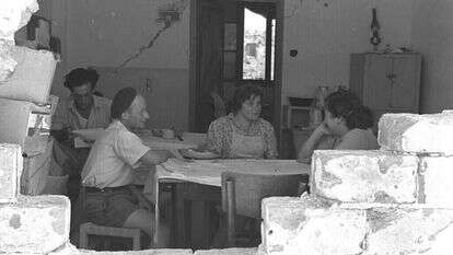 "הוחלט לבקשו לעזוב את קבוצתנו". חדר האוכל הזמני בקיבוץ בארות יצחק במלחמת העצמאות, 1948. | לע"מ