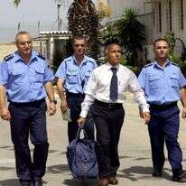 כמות החומרים בתיקים של המרגלים והבוגדים הישראלים דלה יחסית. מרגל האטום מרדכי ואנונו יוצא לחופשי מכלא שקמה באשקלון, 2004. | אבי אוחיון, לע"מ