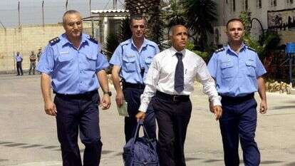 כמות החומרים בתיקים של המרגלים והבוגדים הישראלים דלה יחסית. מרגל האטום מרדכי ואנונו יוצא לחופשי מכלא שקמה באשקלון, 2004. | אבי אוחיון, לע"מ