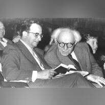 ראש הממשלה דוד בן־גוריון וראש לשכתו יצחק נבון מעיינים בתנ"ך, 1956. | לע"מ