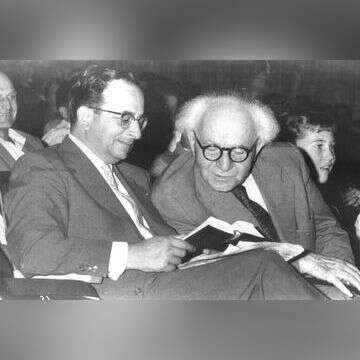 ראש הממשלה דוד בן־גוריון וראש לשכתו יצחק נבון מעיינים בתנ"ך, 1956. | לע"מ