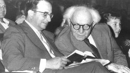 ראש הממשלה דוד בן־גוריון וראש לשכתו יצחק נבון מעיינים בתנ"ך, 1956. | לע"מ