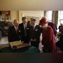 הרב זקס והמלכה אליזבת מתבוננים בכתב היד העתיק ביותר של התנ"ך ששרד באנגליה, הידוע כקודקס ולמדונה I. לונדון, 2012. | אי. אף. פי