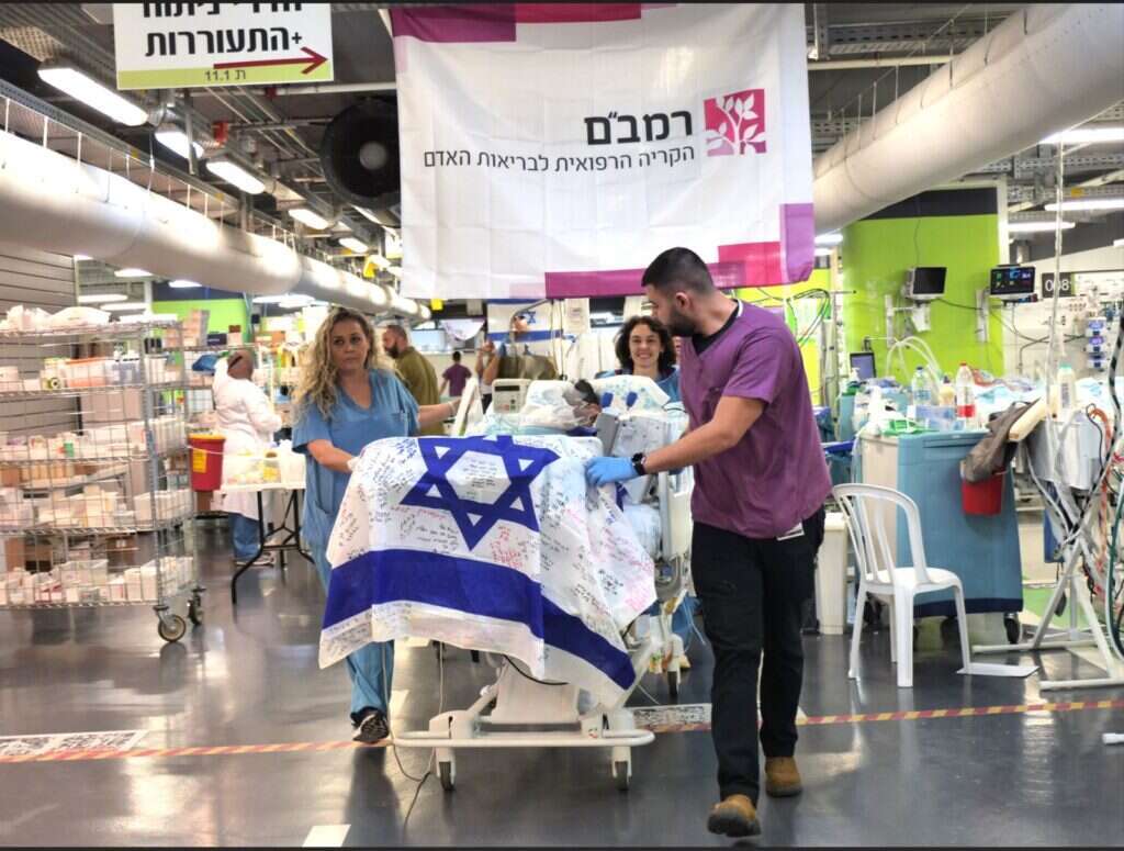 מיטתו של הלוחם עם דגל ישראל. | המרכז הרפואי רמב"ם מיטתו של הלוחם עם דגל ישראל. | המרכז הרפואי רמב"ם