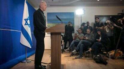 שר הביטחון היוצא יואב גלנט בהצהרה לתקשורת, לאחר פיטוריו. | מרים אלסטר - פלאש 90