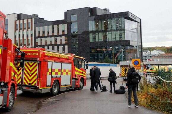 כוחות הביטחון מחוץ למשרדי אלביט בשבדיה. | AFP כוחות הביטחון מחוץ למשרדי אלביט בשבדיה. | AFP