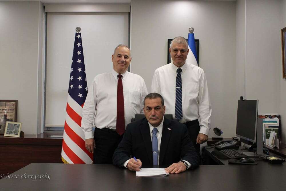 מנכ״ל משרד הביטחון, אלוף (מיל׳) אייל זמיר, ראש משלחת הרכש של משרד הביטחון בארה"ב, אבירם חסון והסגן הבכיר לראש המשלחת לנושאי רכש, עופר זבצקי. תמונה: אגף דוברות וקשרי ציבור במשרד הביטחון