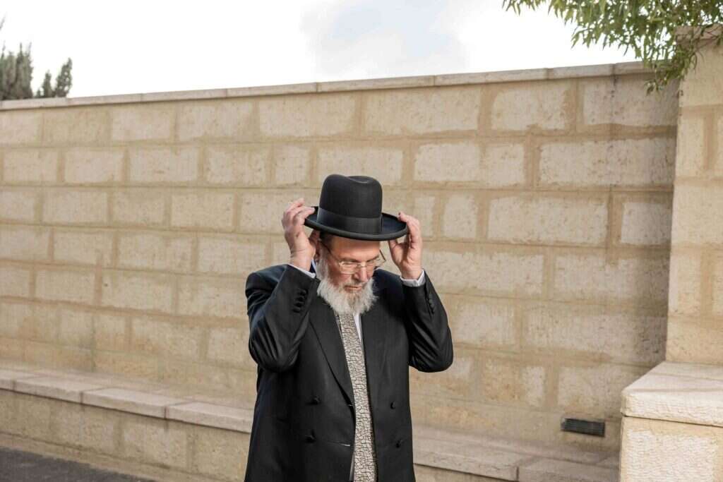 "אתעסק רק במה שמחבר בינינו". הרב בר. | נעמה שטרן